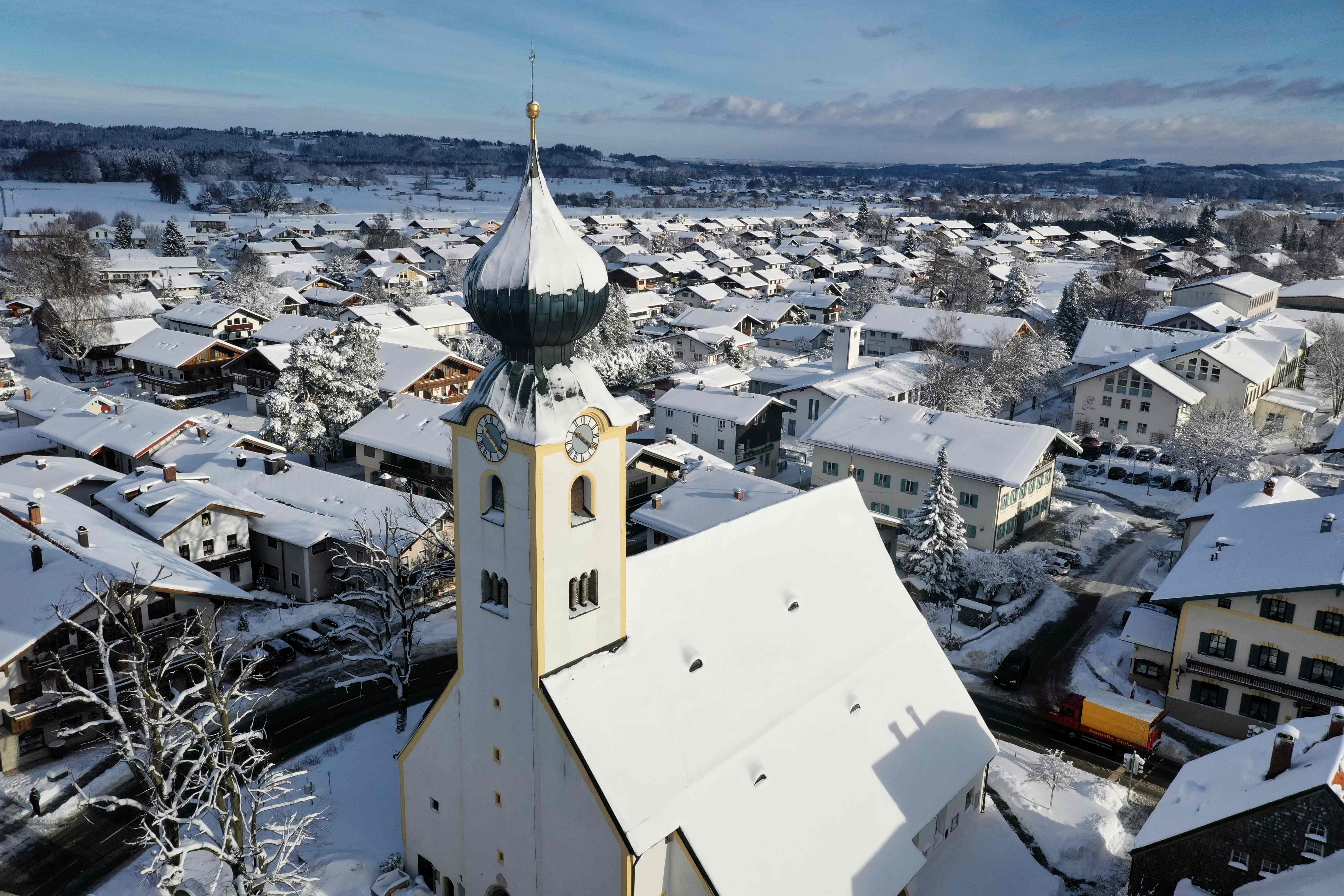 Kirche im verschneiten Dorf im Winter